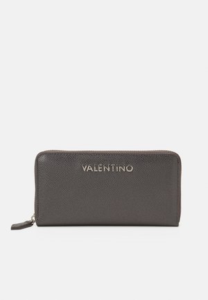Carteira de couro castanho com uma superfície texturizada, apresentando um logo prateado "VALENTINO" na frente e um fecho de zipper na borda superior.