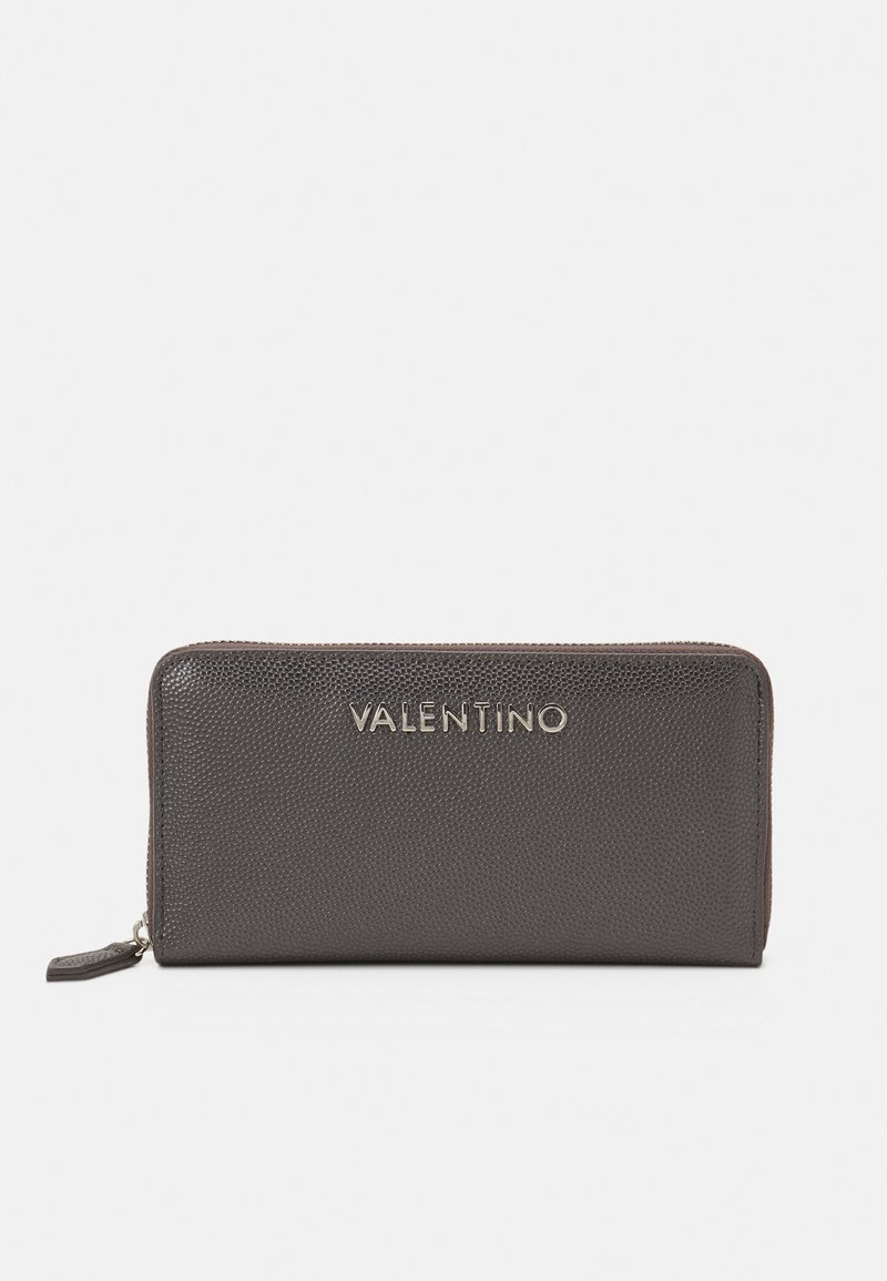 Brūns ādas maciņš ar strukturētu virsmu, priekšpusē ir sudraba "VALENTINO" logo un augšējā malā ir rāvējslēdzēja aizdare.