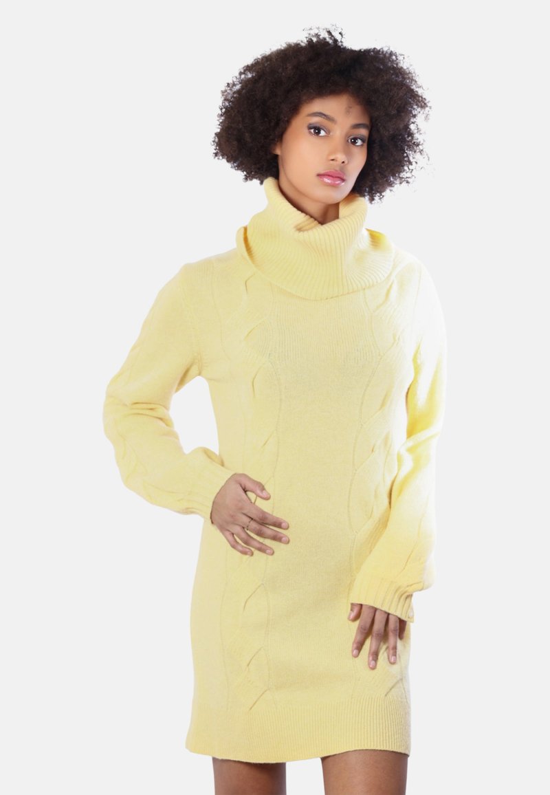 Abito giallo a maglia con colletto alto, polsini a coste e motivo a treccia. Texture morbida, silhouette aderente e lunghezza a metà coscia.