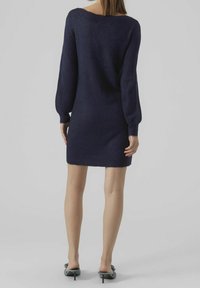 Abito a maglia blu navy con maniche lunghe a palloncino, una vestibilità comoda e un collo rotondo, caratterizzato da una texture morbida e un design minimalista.