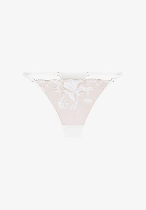 Witte string met doorschijnende bloemenkant aan de voorkant en dunne verstelbare zijbandjes op witte achtergrond.