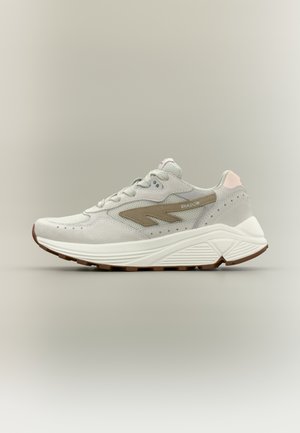 Chaussure de sport grise avec une tige texturée, des accents beiges et une semelle intermédiaire blanche. Présente un bout arrondi et une semelle extérieure en caoutchouc à motif.