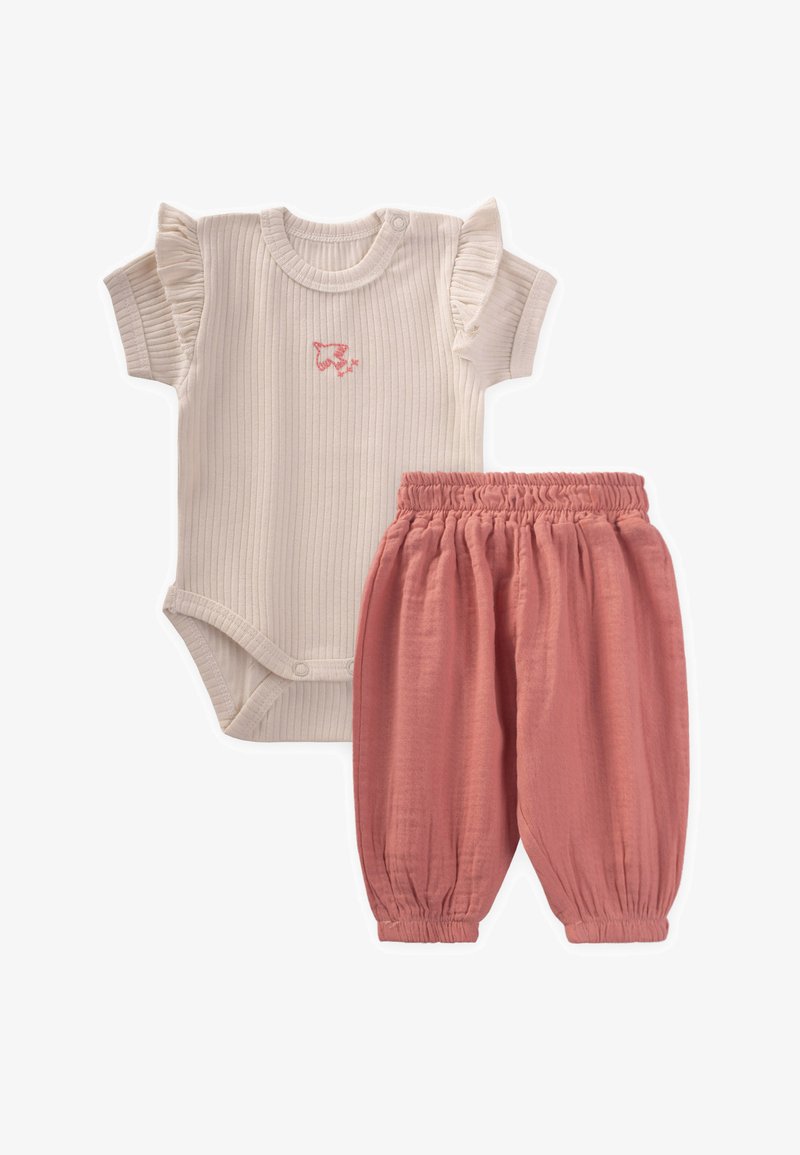 Bodysuit blanco de manga corta con textura acanalada, con mangas con volantes y detalle bordado en rosa, combinado con pantalones estilo bloomer de cintura elástica en rosa.