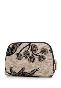 Pochette en tissu beige avec un motif floral noir, fermeture éclair et quincaillerie dorée. La surface texturée améliore le détail visuel.