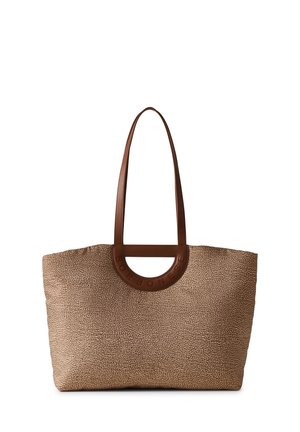 Sac fourre-tout marron texturé avec deux anses marron et un accent en logo circulaire. Présente une surface granuleuse et un design à ouverture supérieure.