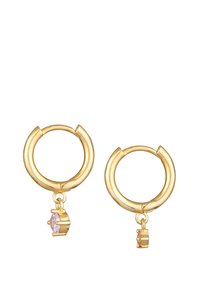Pendientes de aro dorados con una superficie texturizada, que presentan un diseño de gota y un pequeño acento de cristal rosa redondo unido a cada uno.