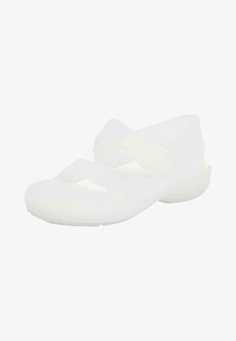 Baskets blanches et flexibles avec un bout fermé, deux brides croisées et une finition texturée. Matériau léger conçu pour le confort.