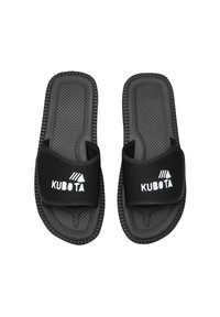 Czarne klapki z teksturowaną gumową podeszwą. Miękkie czarne paski z białym napisem i logo "KUBOTA". Prosty, funkcjonalny design.