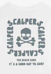 T-shirt bianco con una grafica di teschio e ossa incrociate grigia, circondata da testo ripetuto: "CALPERS" e frasi aggiuntive.