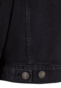 Fekete farmeranyag függőleges varrással és két fém gombbal, amelyeken az "Urban Classics" felirat található az alsó szélén.