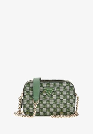 Grüne, gemusterte Schultertasche mit einem dreieckigen Logo, silberner Hardware, Reißverschluss und einer Kettenriemen. Das Material scheint synthetisch zu sein.