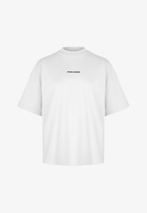 Valge puuvillane T-särk, millel on kõrge ümar kaelus ja lühikesed varrukad. Rinnal on keskelt musta värviga trükis "PEGADOR".