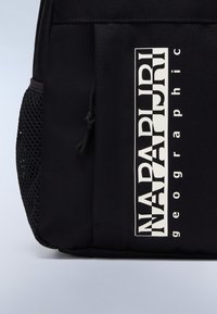 Svart ryggsäck med en strukturerad yta, med en stor vit logotyp och en nätficka på sidan för förvaring. Hållbart material och minimalistisk design.