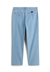 Pantalones de mezclilla azul claro con un corte recto, bolsillos traseros y una etiqueta encima del bolsillo derecho. Diseño sencillo; textura suave.