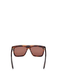 Ochelari de soare pătrați cu ramă din plastic cu model țestoasă, lentile maronii și brațe elegante, lucioase. Prezintă accente metalice subtile pe tâmple.