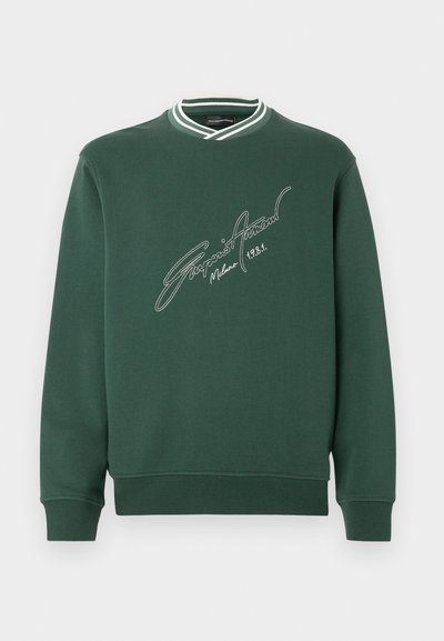 Πράσινο φούτερ με ριμπ λευκό και πράσινο γιακά. Διαθέτει κεντητό σχέδιο με σφραγίδα στην πρόσοψη. Μαλακή υφή, casual εφαρμογή.