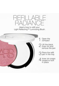 Instructions de recharge pour le blush illuminateur NARS Light Reflecting Luminizing Blush montrant un boîtier blanc avec une pastille de blush rose retirée et des étapes numérotées.