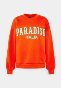 Oranžová mikina s bílým nápisem "PARADISO ITALIA" uprostřed na přední straně. Vyrobena z měkké tkaniny, s kulatým výstřihem a žebrovanými manžetami.