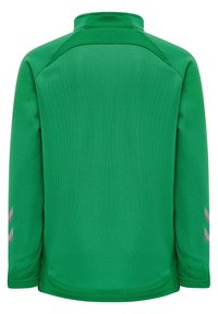 Grön atletisk långärmad tröja. Tillverkad av textil med struktur och hög krage samt sidopaneler. Har silverfärgade diagonala ränder på ärmarna.