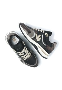 Zwarte en grijze sneakers met gemengde materialen, textuurelementen, beige veters, logo-detail en een rubberen zool met profiel.