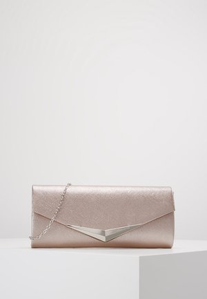 Rechthoekige lichtroze clutchtas met metalen textuur, zilveren V-vormige sluiting en dunne zilveren kettingriem op een witte ondergrond.