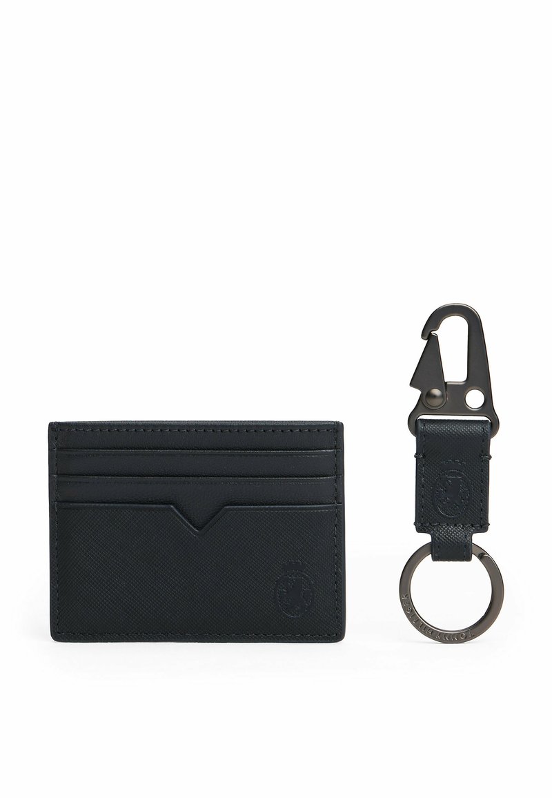 Schwarze Lederkartenhalter mit mehreren Kartenfächern und einer strukturierten Oberfläche. Enthält einen abnehmbaren Schlüsselanhänger mit einem Metallclip und -ring.