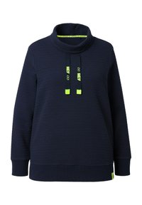 Sudadera azul marino con tejido texturizado, cuello alto y cordones con detalles en verde neón. Puños y dobladillo acanalados.