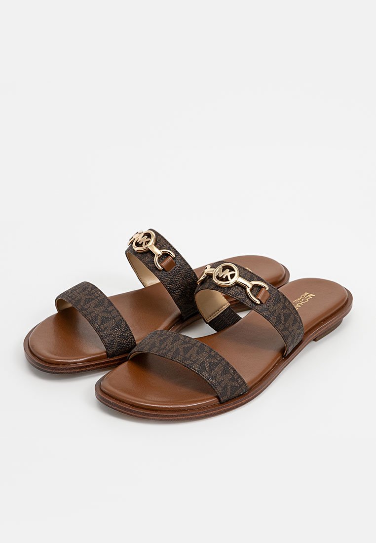 Bruine platte sandalen met twee gestreepte banden en een gouden kettingaccent, en een gladde bruine zool.
