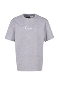 Šedé bavlněné tričko s krátkými rukávy a kulatým výstřihem. Na přední straně se nachází bílý ručně psaný logo, hladká textura a uvolněný střih.
