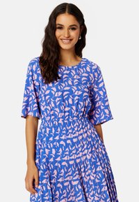 Bubbleroom ROUND NECK PLEATED DRESS - Denní šaty - dark blue