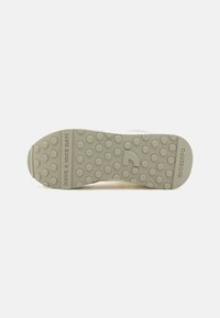 Semelle de chaussure en caoutchouc vert clair avec texture circulaire, dotée de points surélevés pour une meilleure adhérence et d'un texte gravé "BONNE JOURNÉE !" ainsi que du nom de la marque "GIOSEPP".