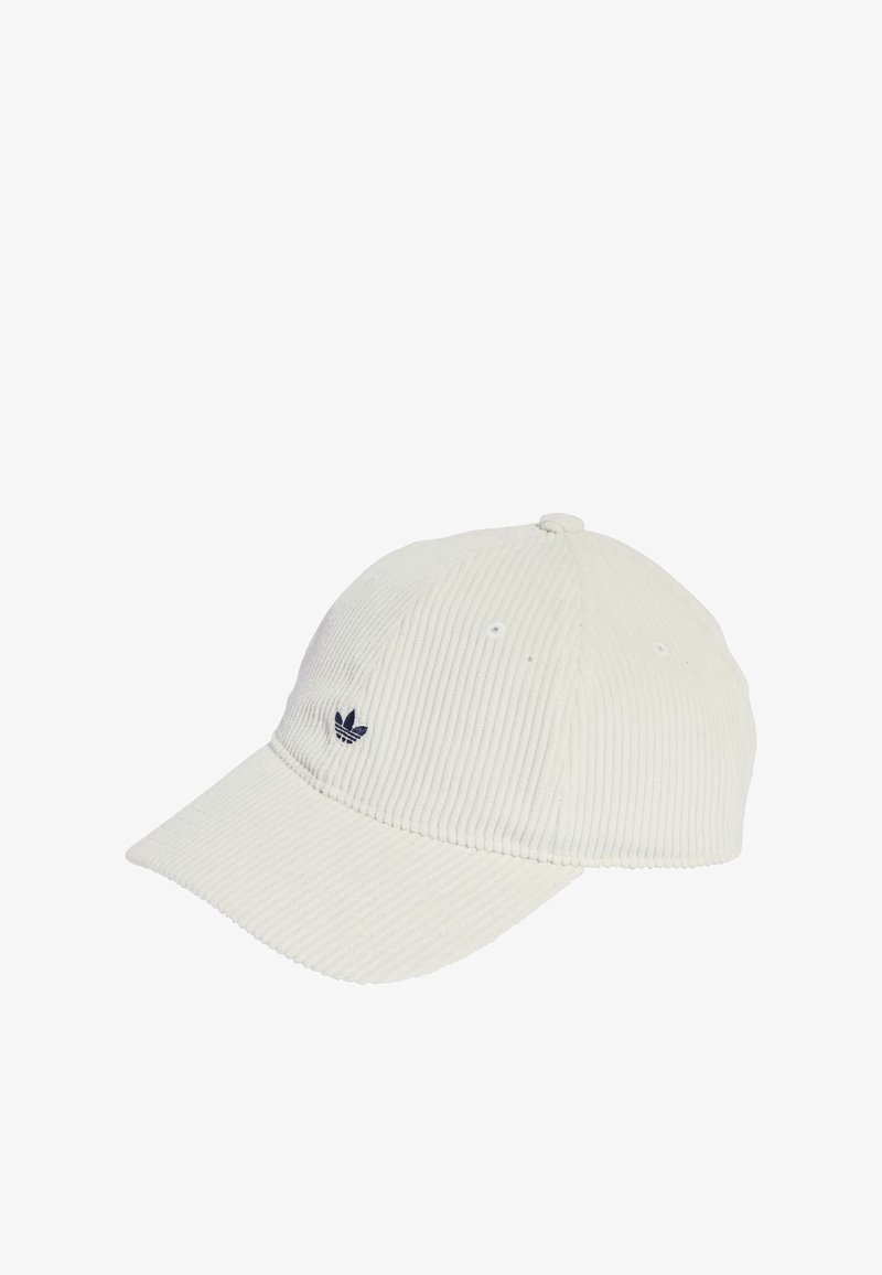 Căciulă de baseball din velur alb, cu vizieră curbată și logo brodat în nuanța marină. Prezintă detalii de cusătură și orificii de ventilație.