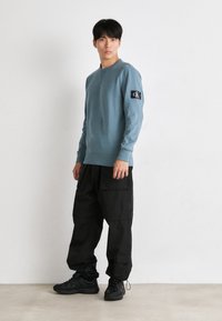 Calvin Klein Jeans BADGE CREW NECK - Felpa - goblin blue