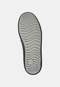 Sneaker nera con suola in gomma grigia testurizzata caratterizzata da pronounced wave patterns, con logo al centro. Taglia 42 visibile.