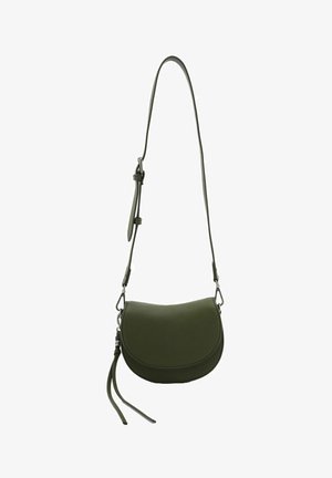 Sac en cuir vert à bandoulière avec une forme arrondie, une bandoulière réglable et un détail de pompon ; il présente des ferrures en argent pour la fermeture et les accents.