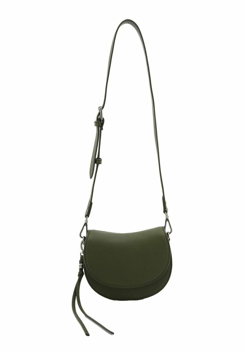 Sac en cuir vert à bandoulière avec une forme arrondie, une bandoulière réglable et un détail de pompon ; il présente des ferrures en argent pour la fermeture et les accents.