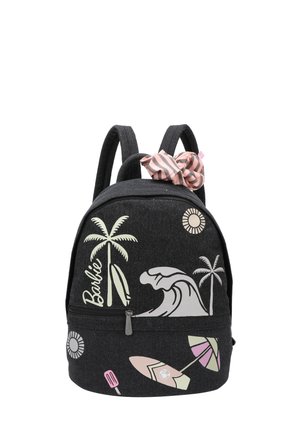 Mochila de tela negra con gráficos de temática playera, que incluyen palmeras, olas y una tabla de surf. Acentuada con un lazo a rayas rosas.