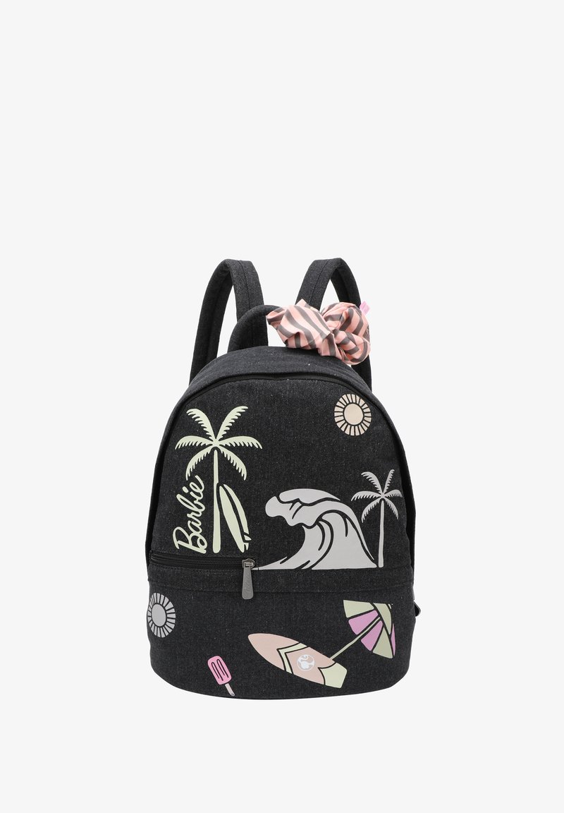 Zaino in tessuto nero con grafica a tema spiaggia, inclusi palme, onde e una tavola da surf. Accentuato da un fiocco a strisce rosa.