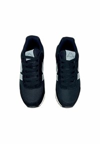 Sneaker nere realizzate in materiali rete e suede, con strisce laterali bianche, un logo argentato sulla linguetta e lacci neri. Design classico.