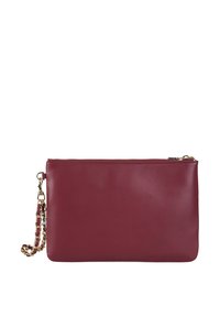 Bordeaux leren clutch met een gladde textuur, ritssluiting en een afneembare gouden kettingriem met een kralenaccent.