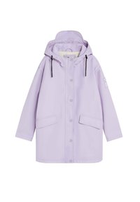 Chubasquero con capucha de color lila claro con cordones negros, botones de presión delanteros, bolsillos con solapa y forro de forro polar visible en el interior del cuello.