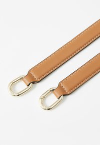 Cinturino in pelle marrone con clip in metallo dorato, dotato di cuciture bianche e design piatto per un attacco sicuro. Texture liscia, costruzione robusta.