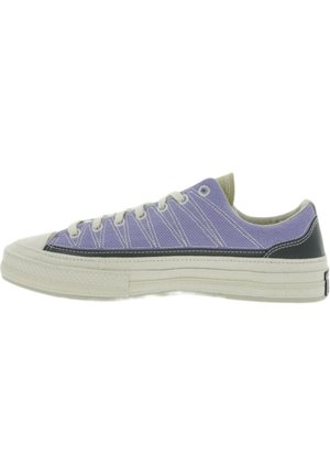 Sneaker in tela viola con lacci bianchi, punta in gomma e un accento laterale nero. Presenta dettagli di cucitura e una suola testurizzata.