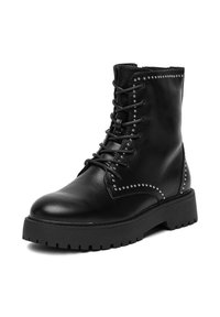 Botín negro de cuero con cordones, que presenta acentos de tachuelas, una suela de plataforma gruesa y un acabado suave. El patrón incluye tachuelas decorativas.