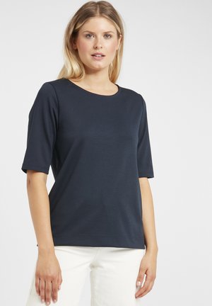 Mørkeblå kortærmet bluse, rund halsudskæring, blødt jersey materiale, simpel design, med en afslappet pasform og minimale syninger.