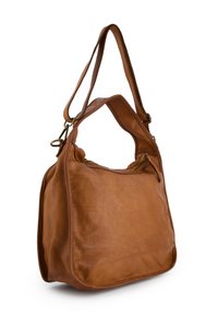 Brun skuldertaske i læder med en buet form, to lange stropper og lynlås. Har en glat overflade og minimal syning.