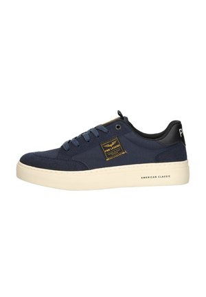 Marineblauwe lage sneaker met beige zool, veters aan de voorkant, "PME Legend" patch aan de zijkant en de tekst "American Classic" op de zool.