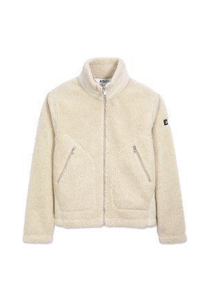Crème-kleurige fleece jack met een hoge kraag, twee vakken met rits aan de voorkant en een merketiket op de linker mouw. Zachte textuur en warm ontwerp.