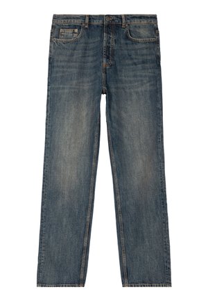 Blaue Jeans mit geradem Bein, ausgewaschenen Bereichen, Fünf-Taschen-Design, Knopfverschluss und sichtbaren Nähten vor weißem Hintergrund.