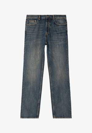 Jeans in denim blu a gamba dritta con aree scolorite, design a cinque tasche, chiusura con bottone e cuciture visibili su sfondo bianco.